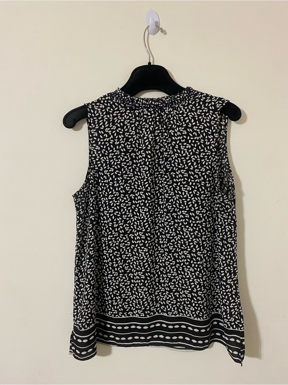 Talbots Black & White Sleeveless Split-Neck Printed Top Size Large - Picture 6 of 9